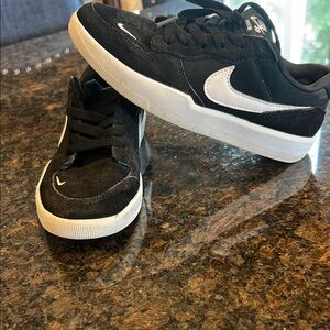Nike Black and White Low-Top Sneakers-used but like new !!!
Only wore twice